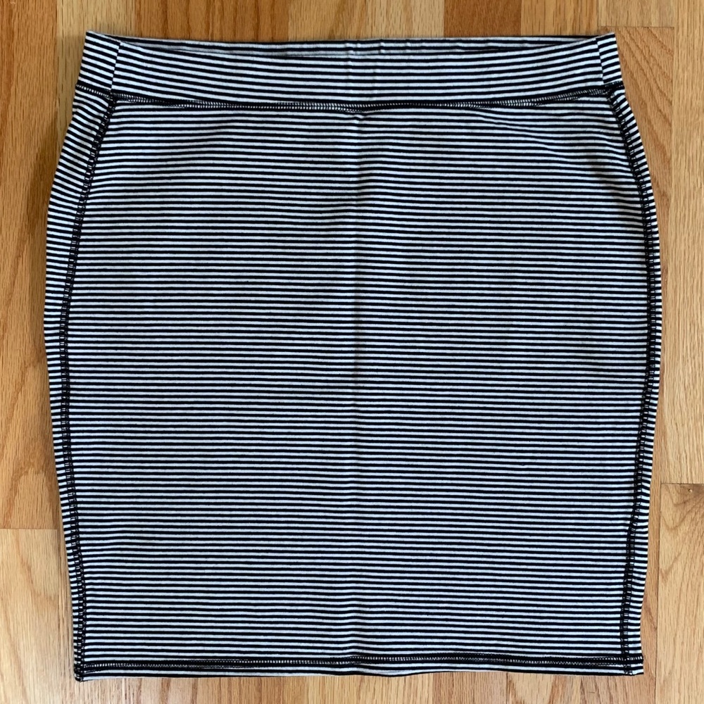 Old Navy Black and White Stripe Pull On Skirt